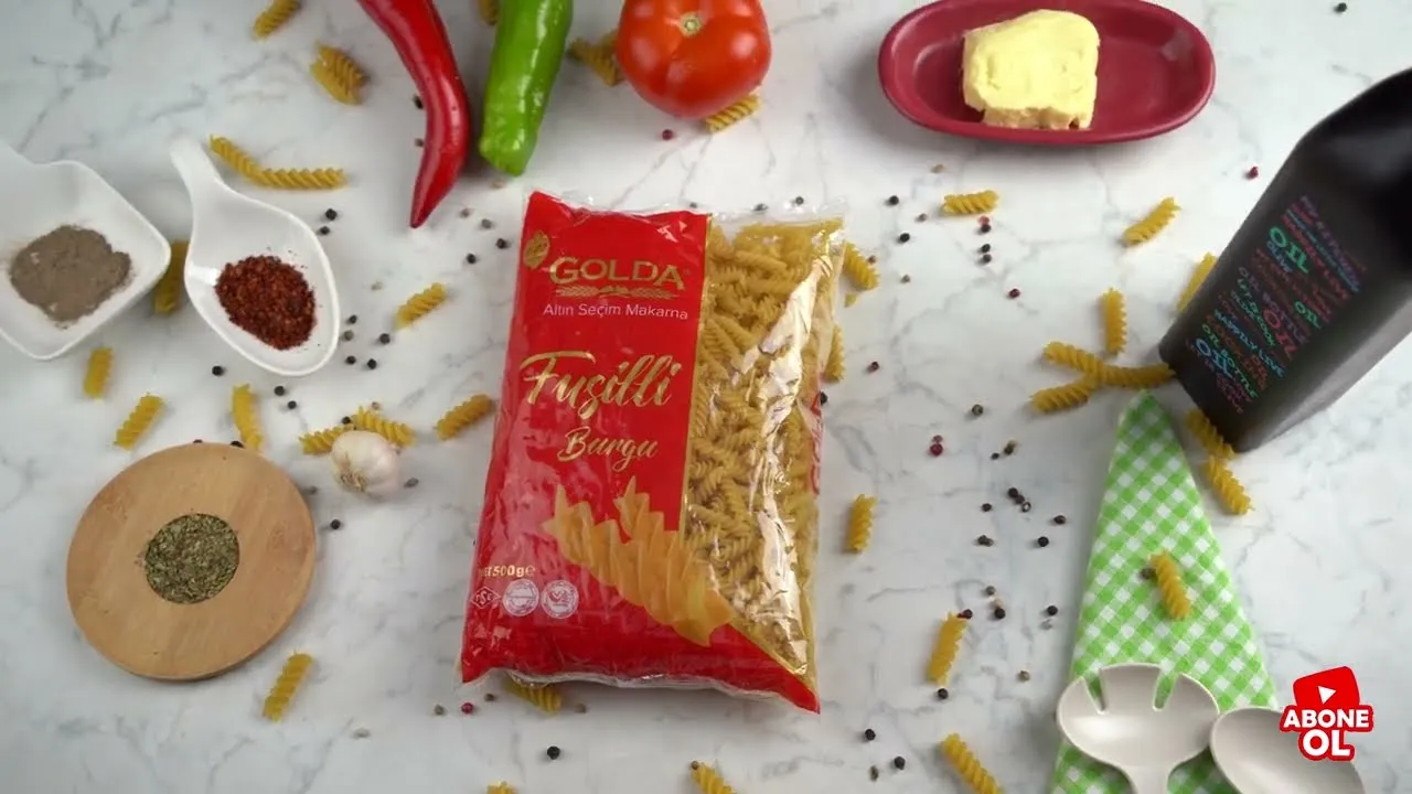 Golda Burgu Makarna ile Domates Soslu Makarna Tarifi
